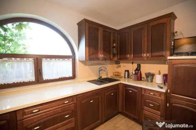 Casă / Vilă cu 8 camere de vânzare