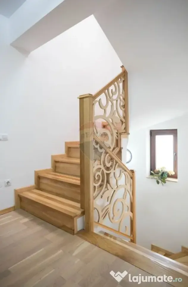 Casă / Vilă cu 8 camere de vânzare