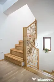 Casă / Vilă cu 8 camere de vânzare 