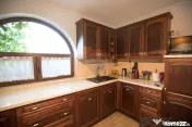 Casă / Vilă cu 8 camere de vânzare 
