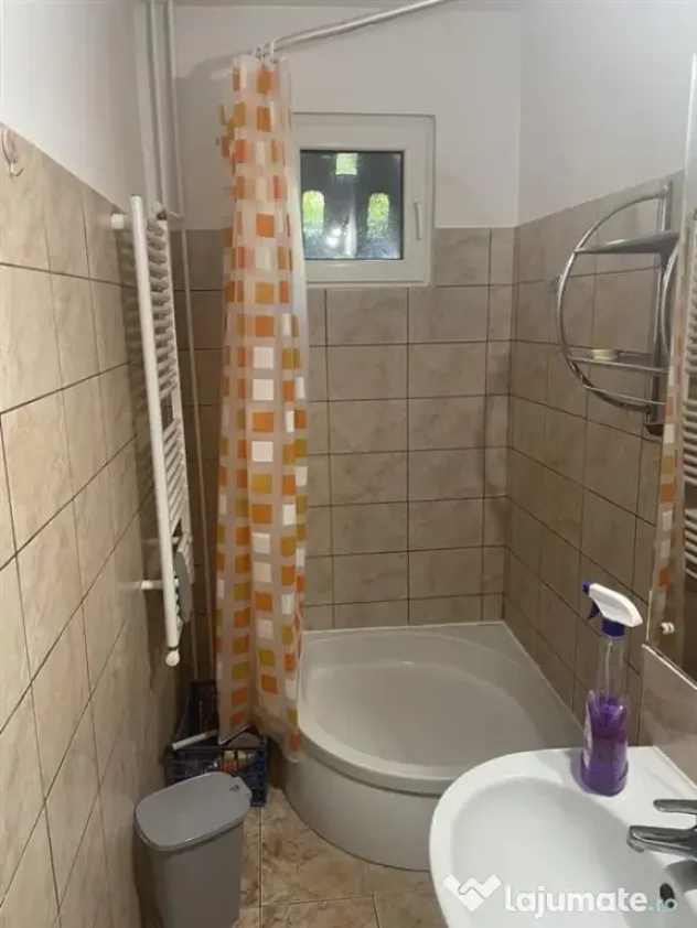 INCHIRIEZ APARTAMENT 3 CAMERE MALU ROSU