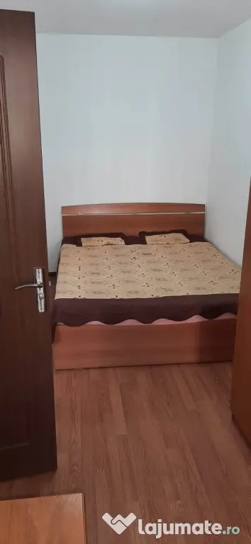 INCHIRIEZ APARTAMENT 3 CAMERE MALU ROSU