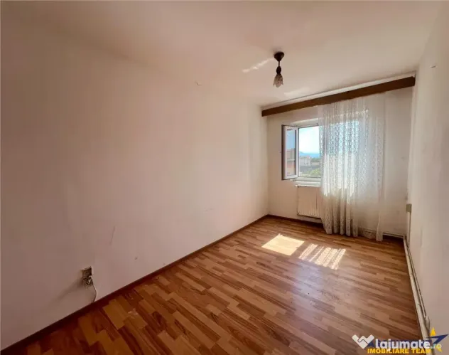 Apartament cu trei camere de renovat in Feldioara, Brasov