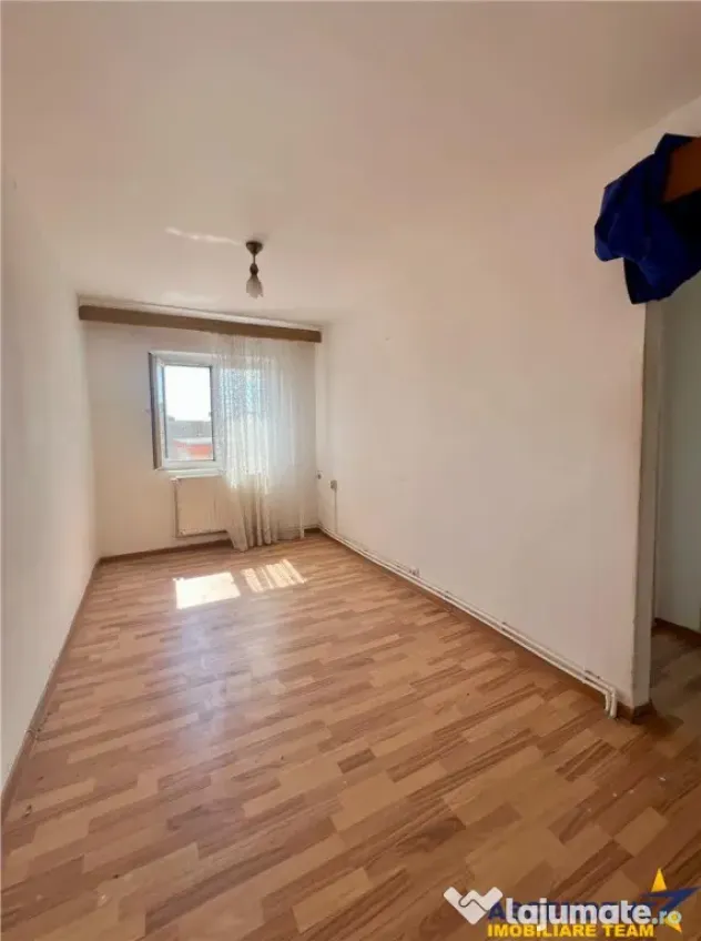 Apartament cu trei camere de renovat in Feldioara, Brasov