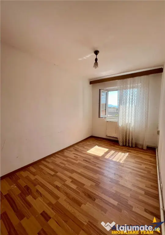 Apartament cu trei camere de renovat in Feldioara, Brasov
