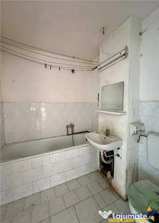 Apartament cu trei camere de renovat in Feldioara, Brasov