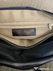 Geanta crossbody bleumarin din piele.