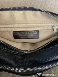 Geanta crossbody bleumarin din piele.