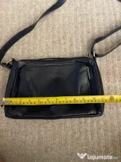 Geanta crossbody bleumarin din piele.