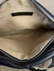 Geanta crossbody bleumarin din piele.