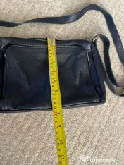 Geanta crossbody bleumarin din piele.