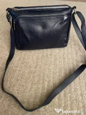 Geanta crossbody bleumarin din piele.