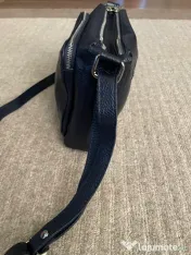 Geanta crossbody bleumarin din piele.