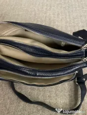 Geanta crossbody bleumarin din piele.