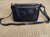 Geanta crossbody bleumarin din piele.