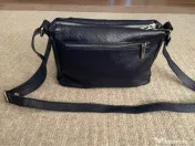 Geanta crossbody bleumarin din piele.