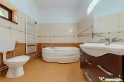 LIVE! Casa cu arhitectura traditionala, curte spatioasa, foi