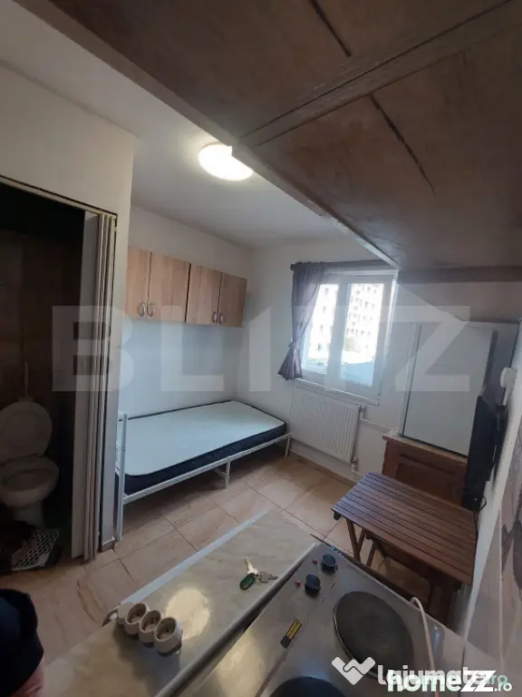 Garsoniera, renovata, cu baie , etaj 1 , Florilor