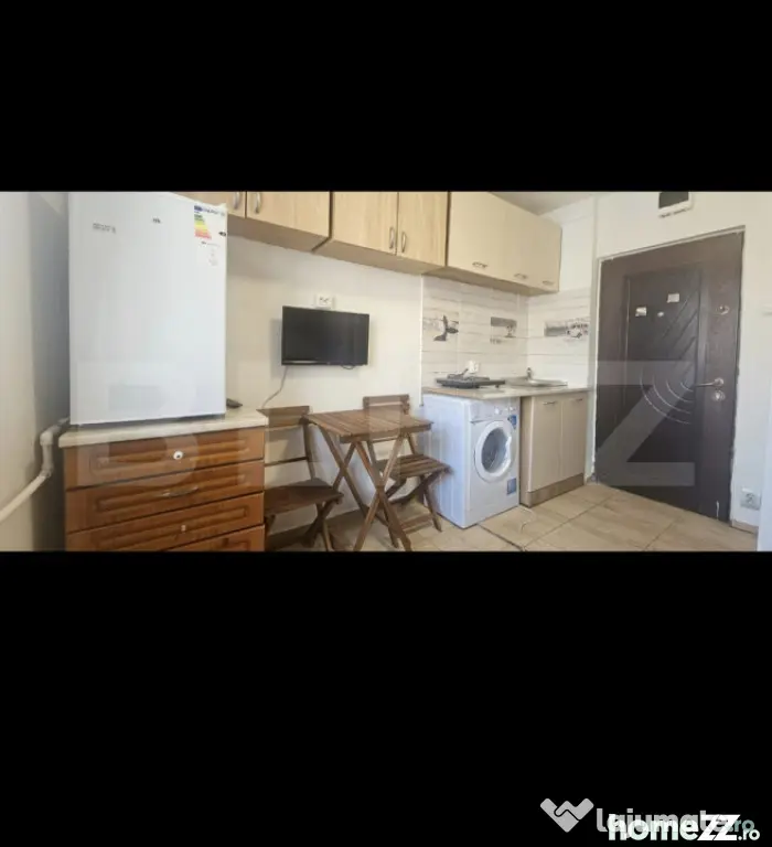 Garsoniera, renovata, cu baie , etaj 1 , Florilor