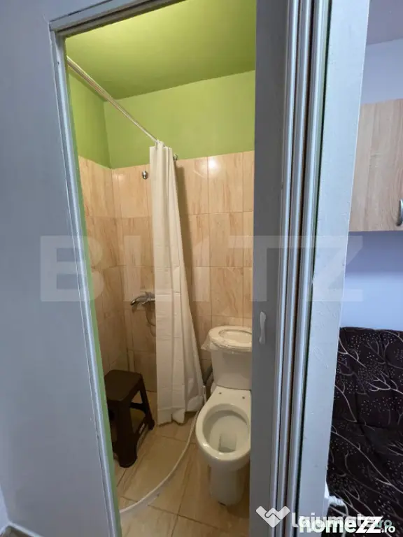 Garsoniera, renovata, cu baie , etaj 1 , Florilor