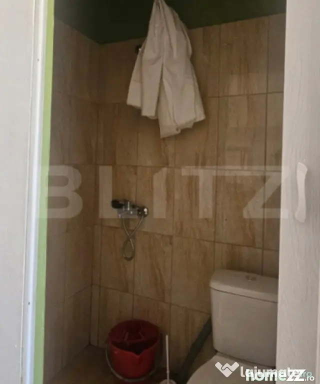 Garsoniera, renovata, cu baie , etaj 1 , Florilor
