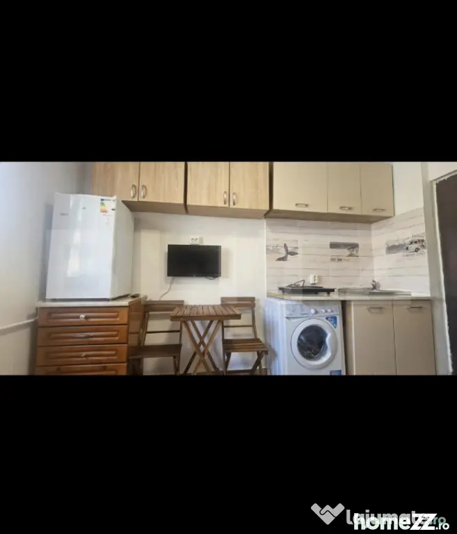 Garsoniera, renovata, cu baie , etaj 1 , Florilor