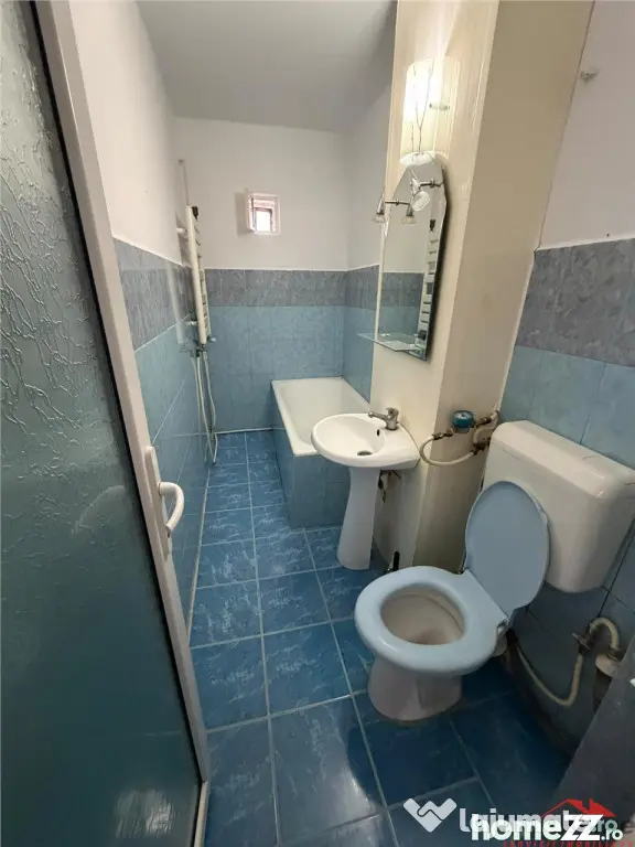 Apartament 2 camere, 58 mp, etaj 3 cu acoperis, zona Scoala