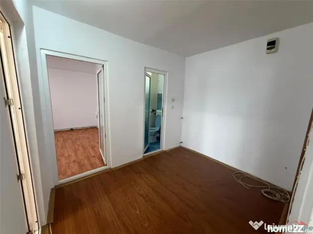 Apartament 2 camere, 58 mp, etaj 3 cu acoperis, zona Scoala