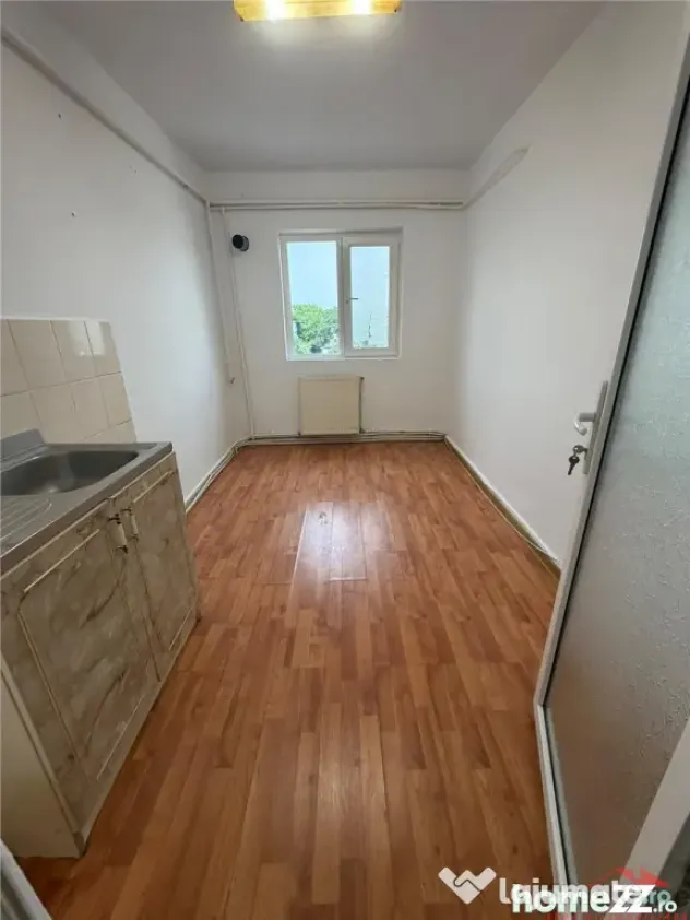 Apartament 2 camere, 58 mp, etaj 3 cu acoperis, zona Scoala