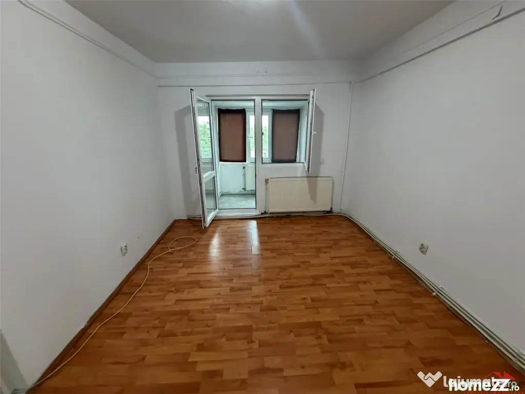 Apartament 2 camere, 58 mp, etaj 3 cu acoperis, zona Scoala