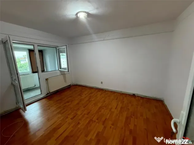 Apartament 2 camere, 58 mp, etaj 3 cu acoperis, zona Scoala