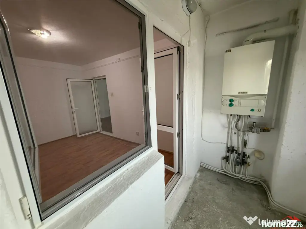 Apartament 2 camere, 58 mp, etaj 3 cu acoperis, zona Scoala