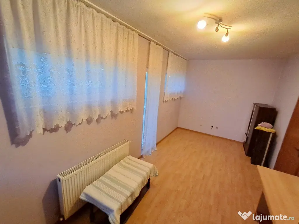 Apartament 2 camere str.Eroilor, parcare privata Floresti