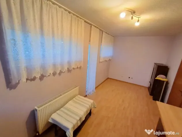 Apartament 2 camere str.Eroilor, parcare privata Floresti