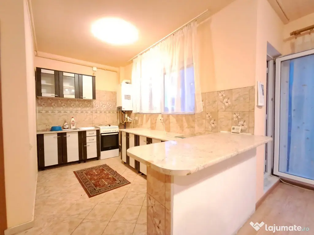 Apartament 2 camere str.Eroilor, parcare privata Floresti