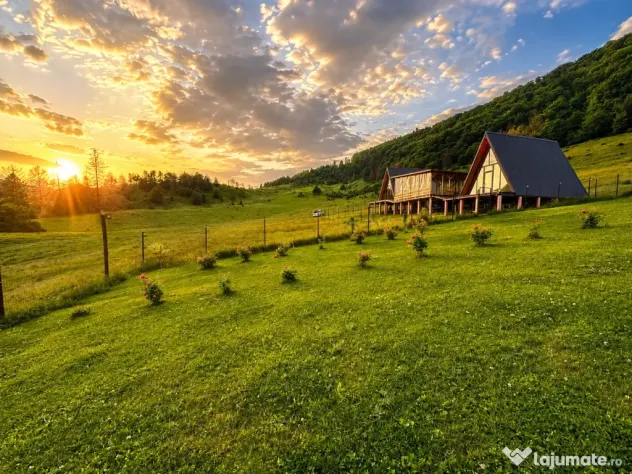 DE VÂNZARE | Două cabane A-frame, terasă panoramică și teren 870 mp