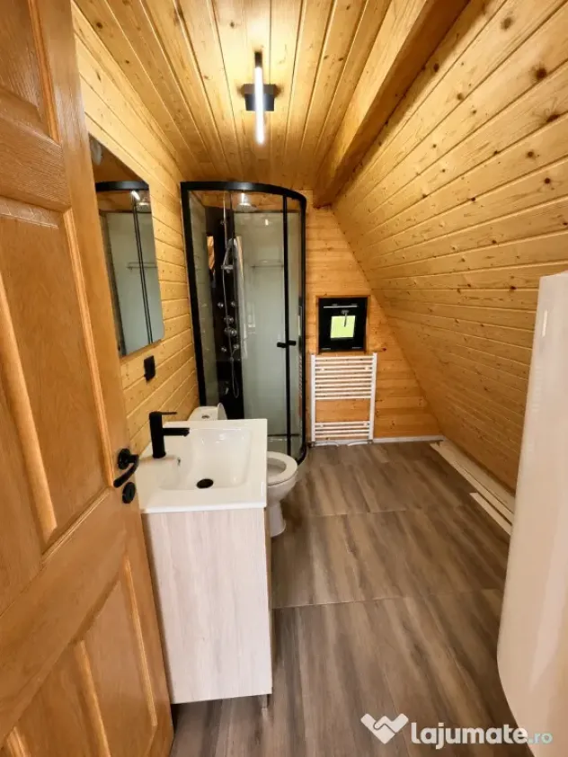 DE VÂNZARE | Două cabane A-frame, terasă panoramică și teren 870 mp