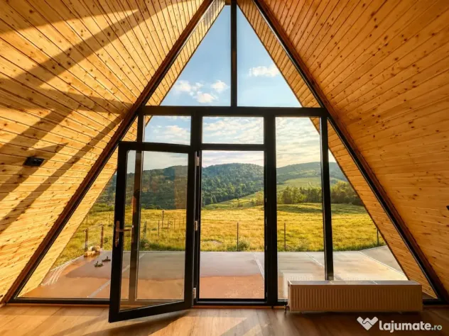 DE VÂNZARE | Două cabane A-frame, terasă panoramică și teren 870 mp