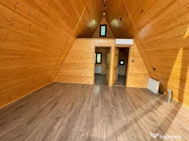DE VÂNZARE | Două cabane A-frame, terasă panoramică și teren 870 mp