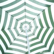 Outsunny Umbrelă de Plajă cu Acoperiș Înclinabil la 45°, Ø1.8x2 m, Verde și Alb | Aosom Romania