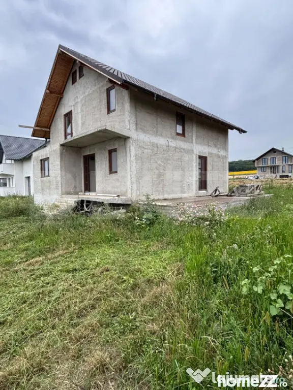 Casă cu 4 dormitoare, 145 mp utili, teren 500 mp, la stadiu - Suceava (Suceava)