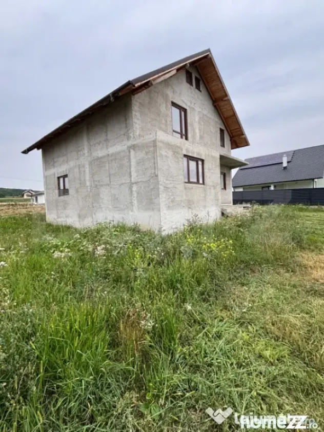 Casă cu 4 dormitoare, 145 mp utili, teren 500 mp, la stadiu - Suceava (Suceava)