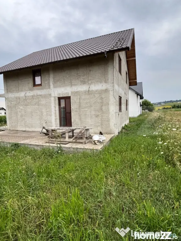 Casă cu 4 dormitoare, 145 mp utili, teren 500 mp, la stadiu - Suceava (Suceava)