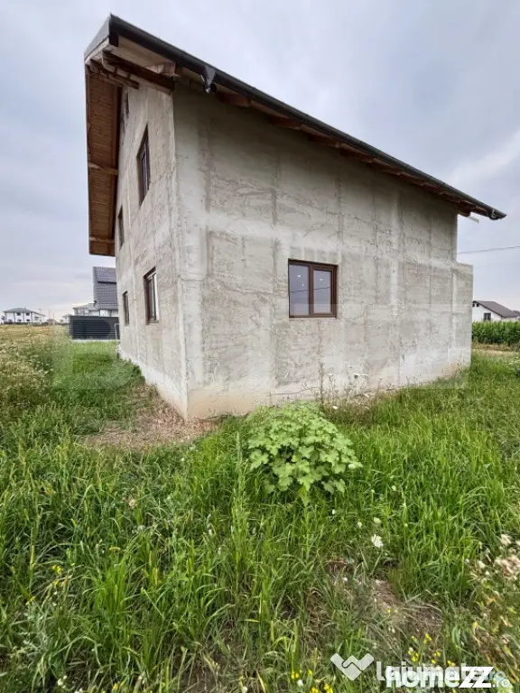 Casă cu 4 dormitoare, 145 mp utili, teren 500 mp, la stadiu - Suceava (Suceava)