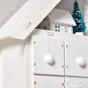 HOMCOM Calendar de Advent din Lemn 24 de Sertare Satul de Craciun cu Brazi si Lumini