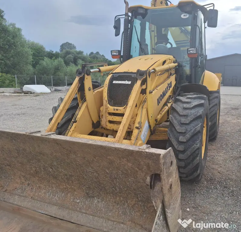 Buldoexcavator Komatsu 93S5, an 2007, cupa multifuncționala, anvelope noi