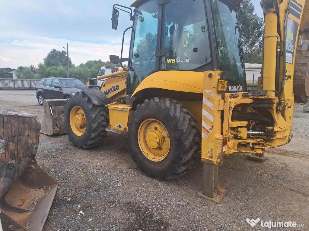Buldoexcavator Komatsu 93S5, an 2007, cupa multifuncționala, anvelope noi