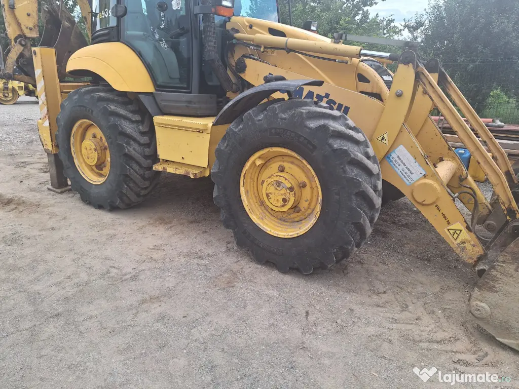 Buldoexcavator Komatsu 93S5, an 2007, cupa multifuncționala, anvelope noi