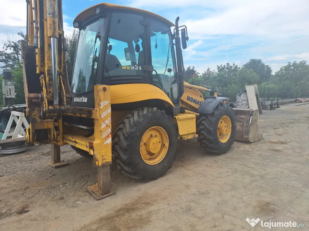 Buldoexcavator Komatsu 93S5, an 2007, cupa multifuncționala, anvelope noi