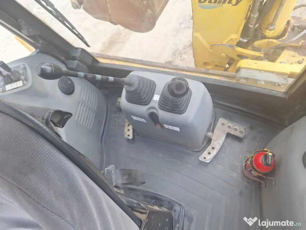 Buldoexcavator Komatsu 93S5, an 2007, cupa multifuncționala, anvelope noi